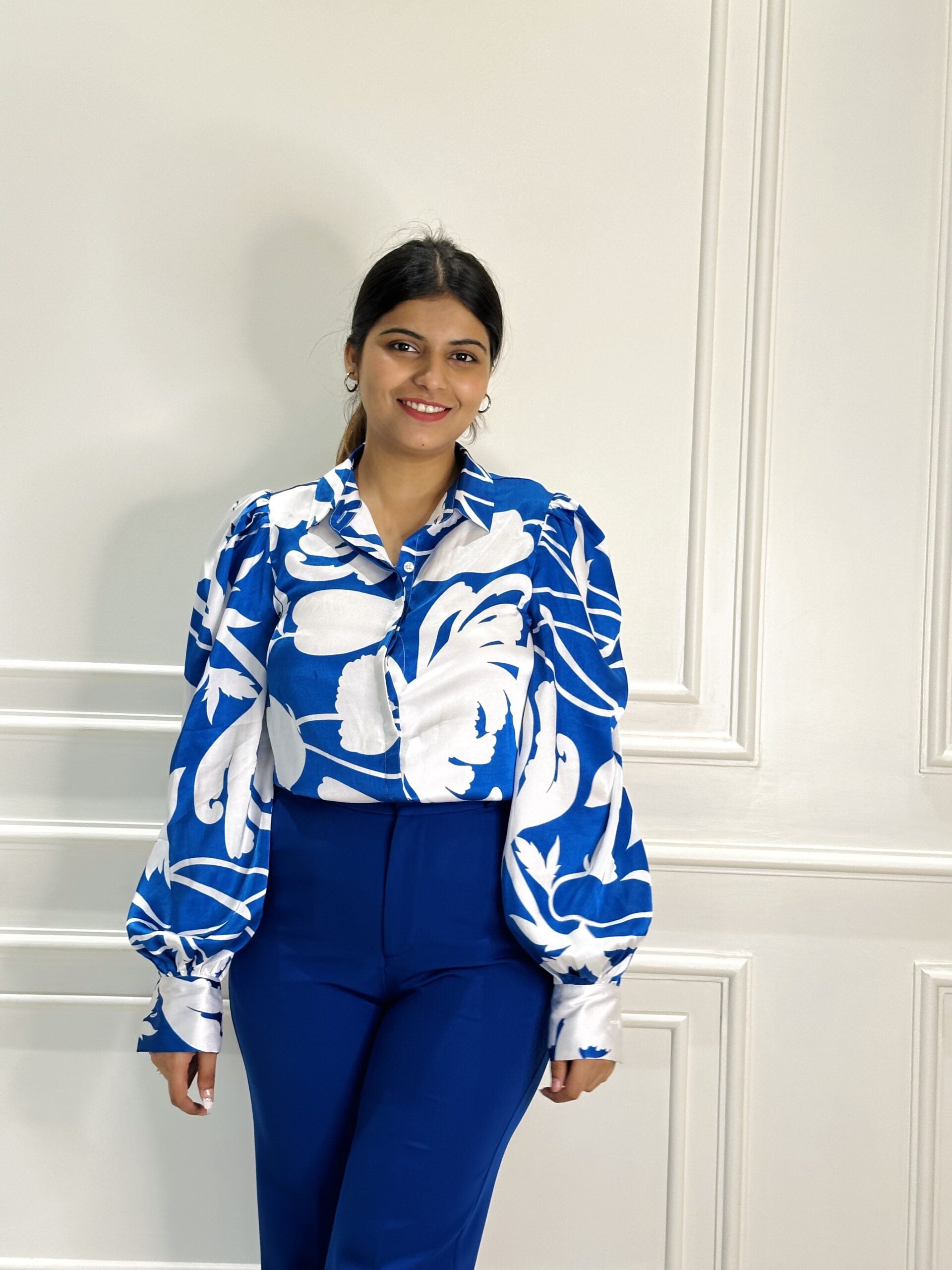 MESMERIZING – Printed blue satin shirt