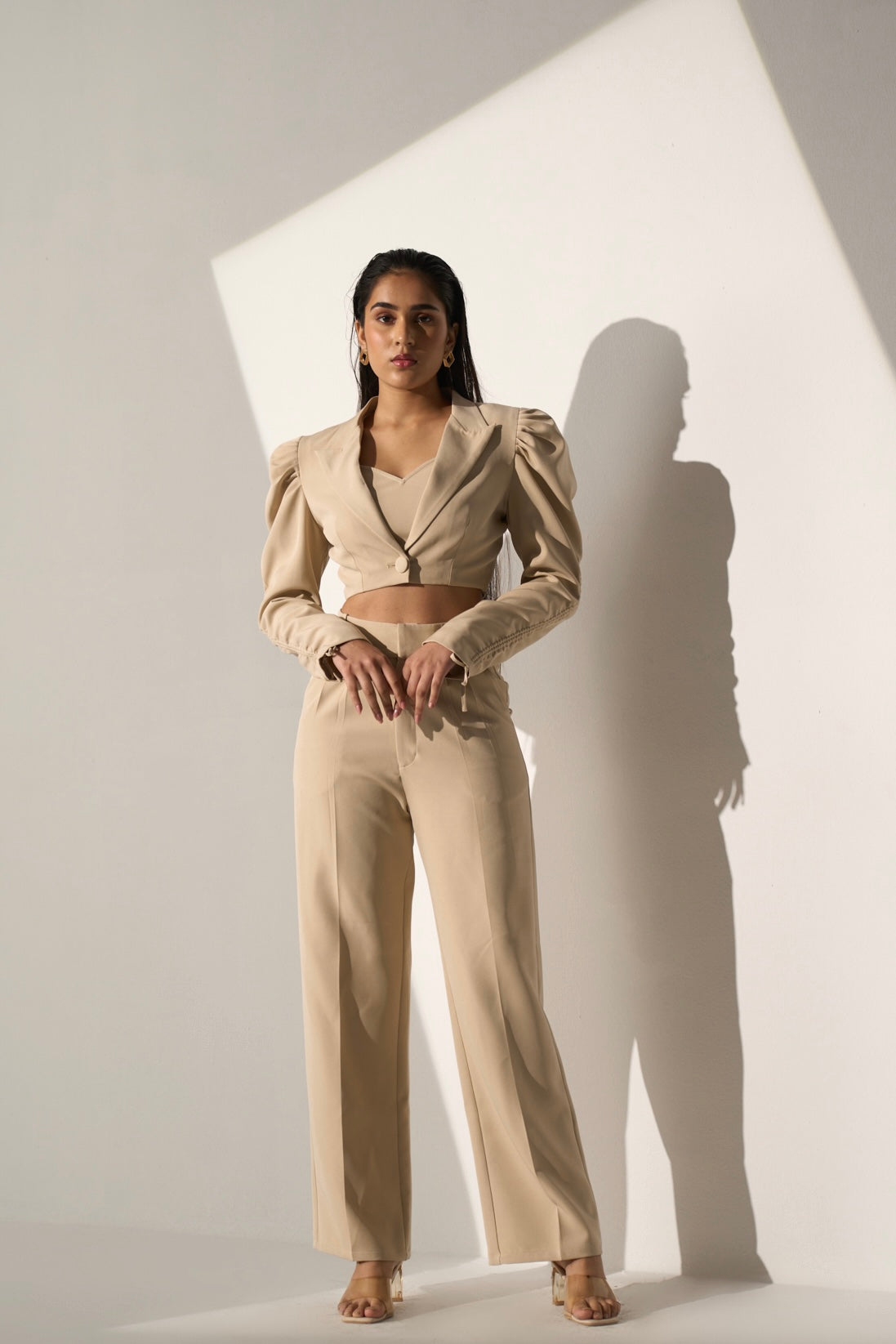 EFFORTLESS CHIC - Beige short Blazer with Straight pants (SET)