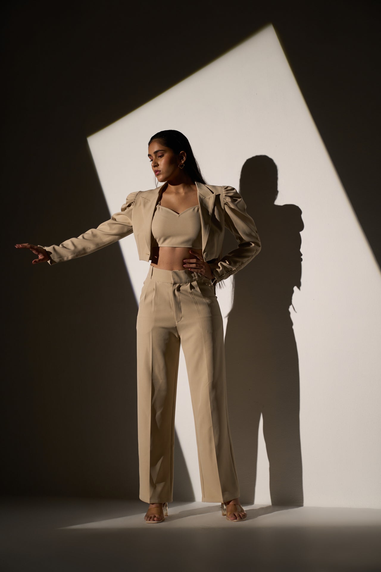 EFFORTLESS CHIC - Beige short Blazer with Straight pants (SET)