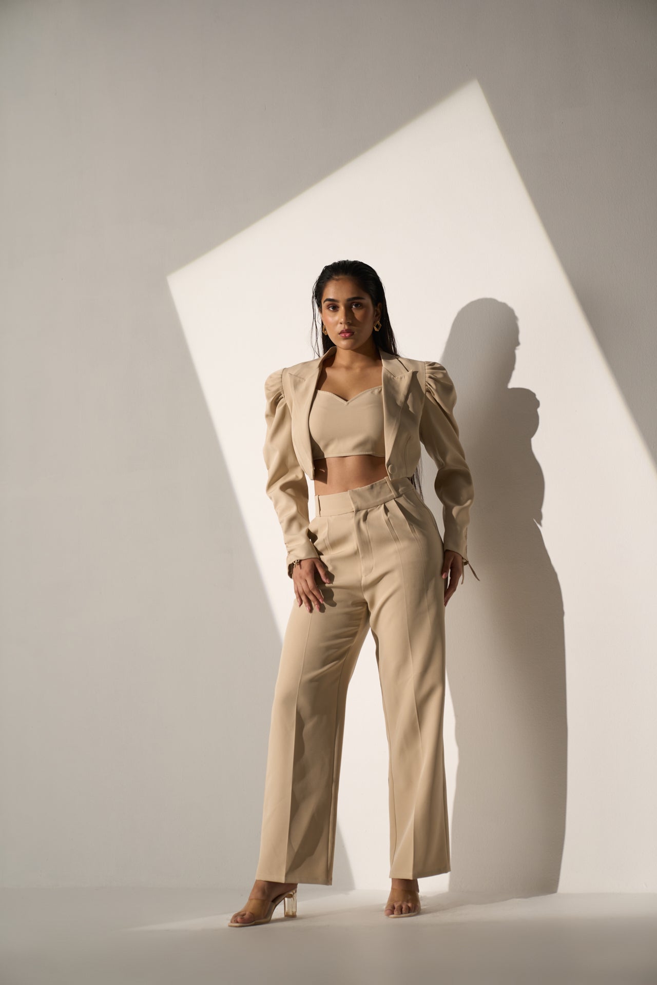 EFFORTLESS CHIC - Beige short Blazer with Straight pants (SET)