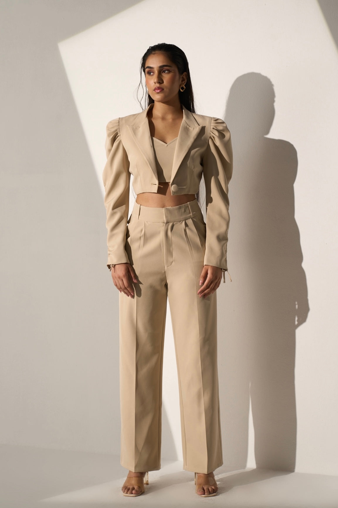 EFFORTLESS CHIC - Beige short Blazer with Straight pants (SET)