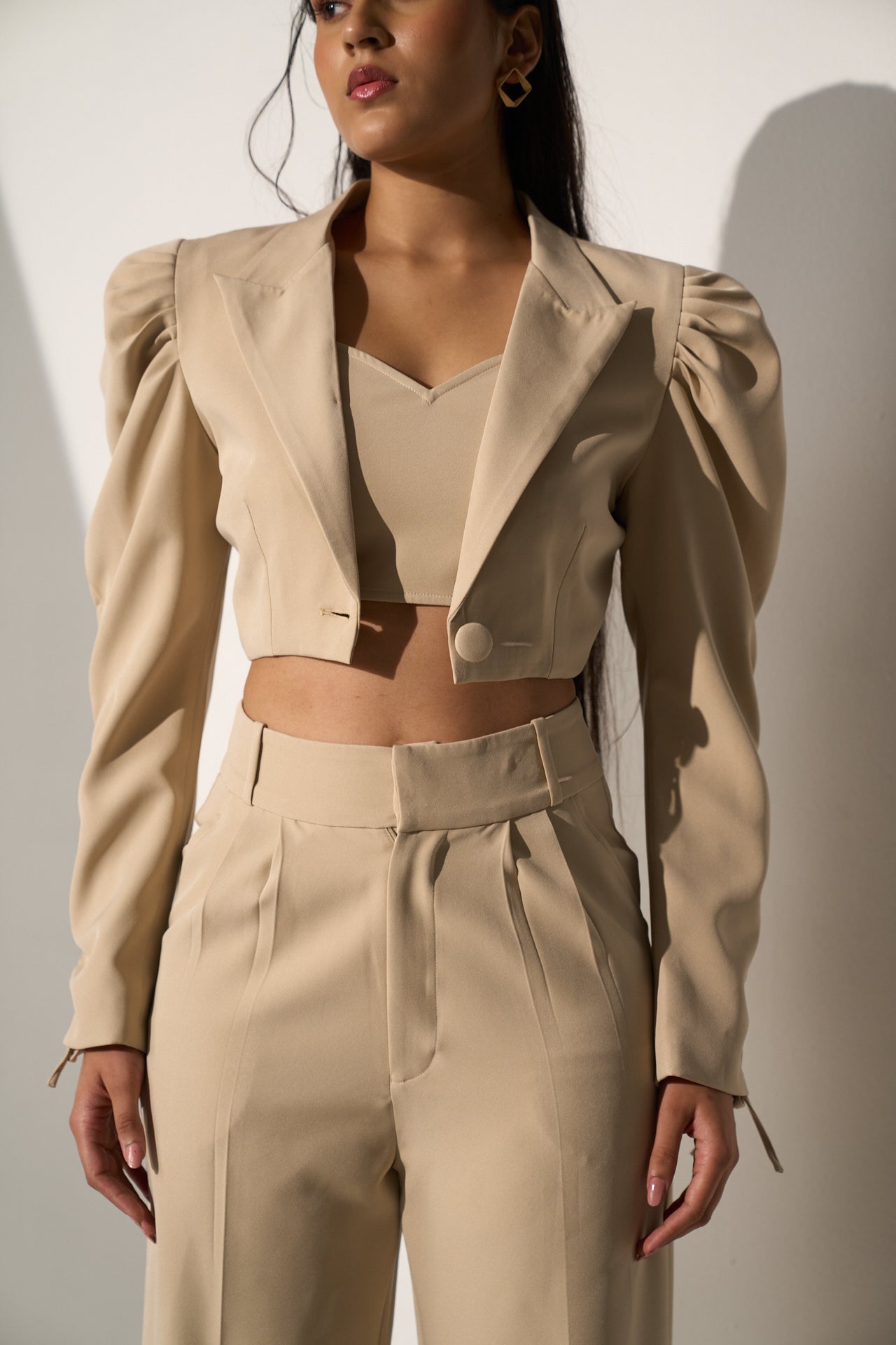 EFFORTLESS CHIC - Beige short Blazer with Straight pants (SET)