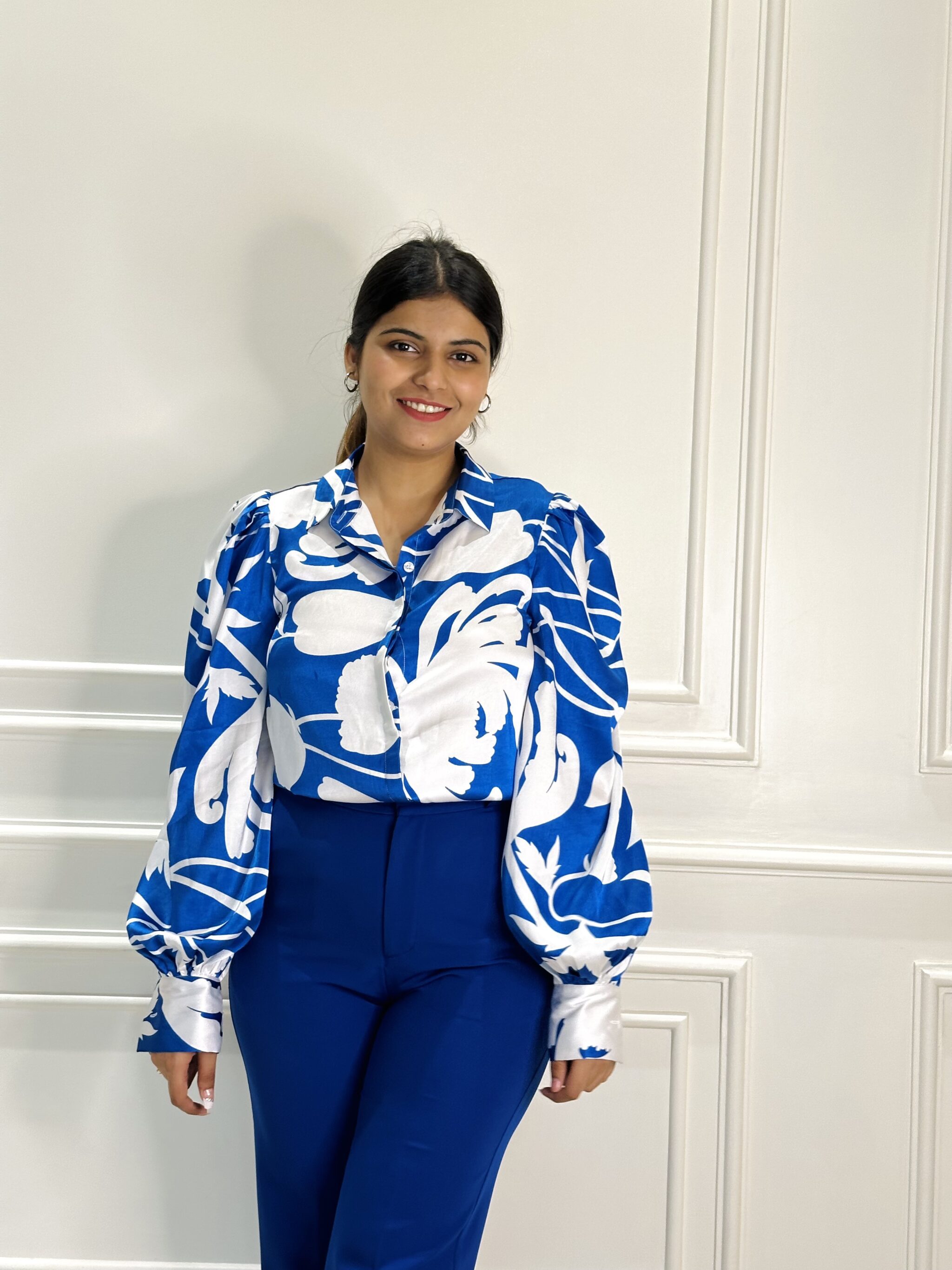 MESMERIZING – Printed blue satin shirt