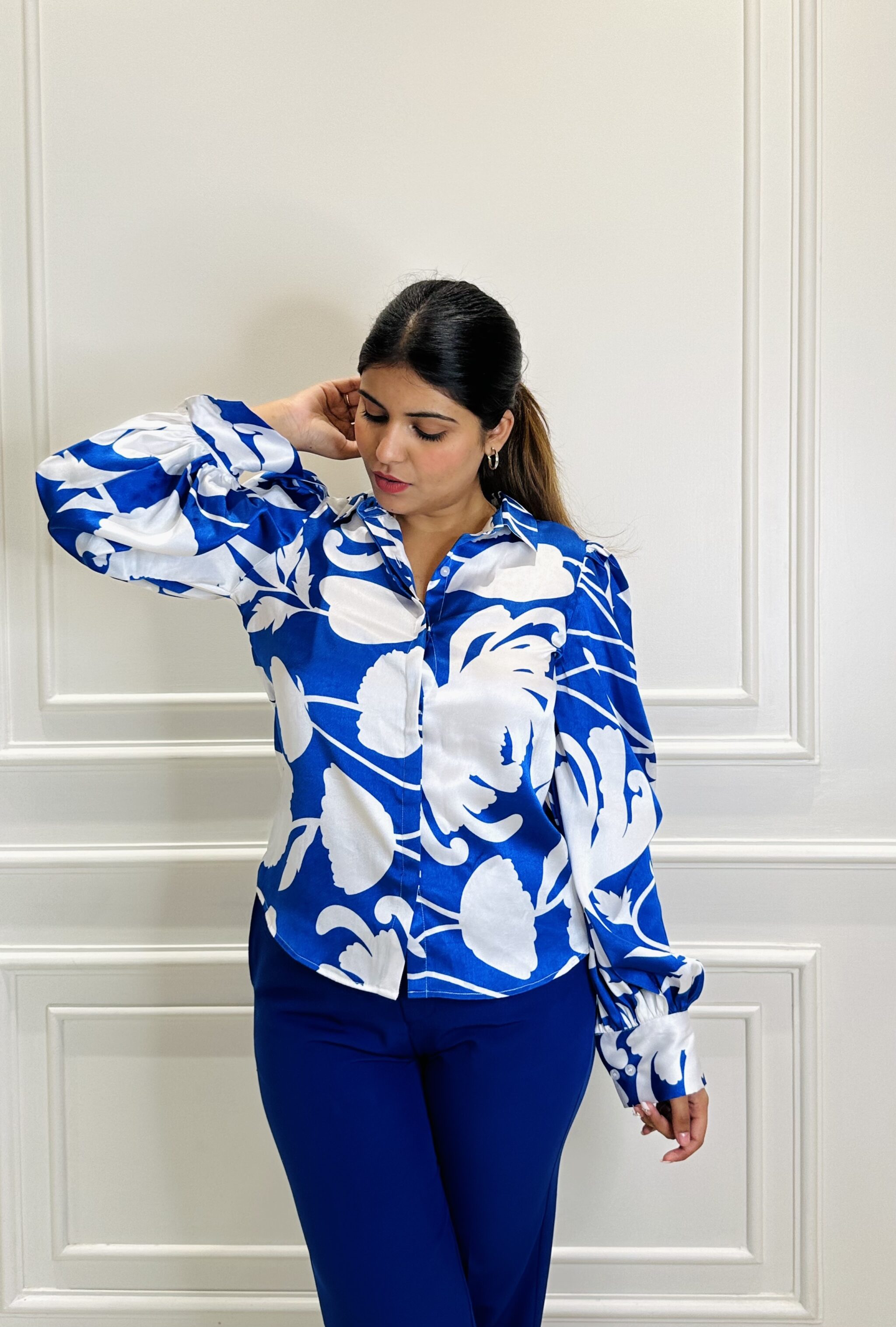 MESMERIZING – Printed blue satin shirt