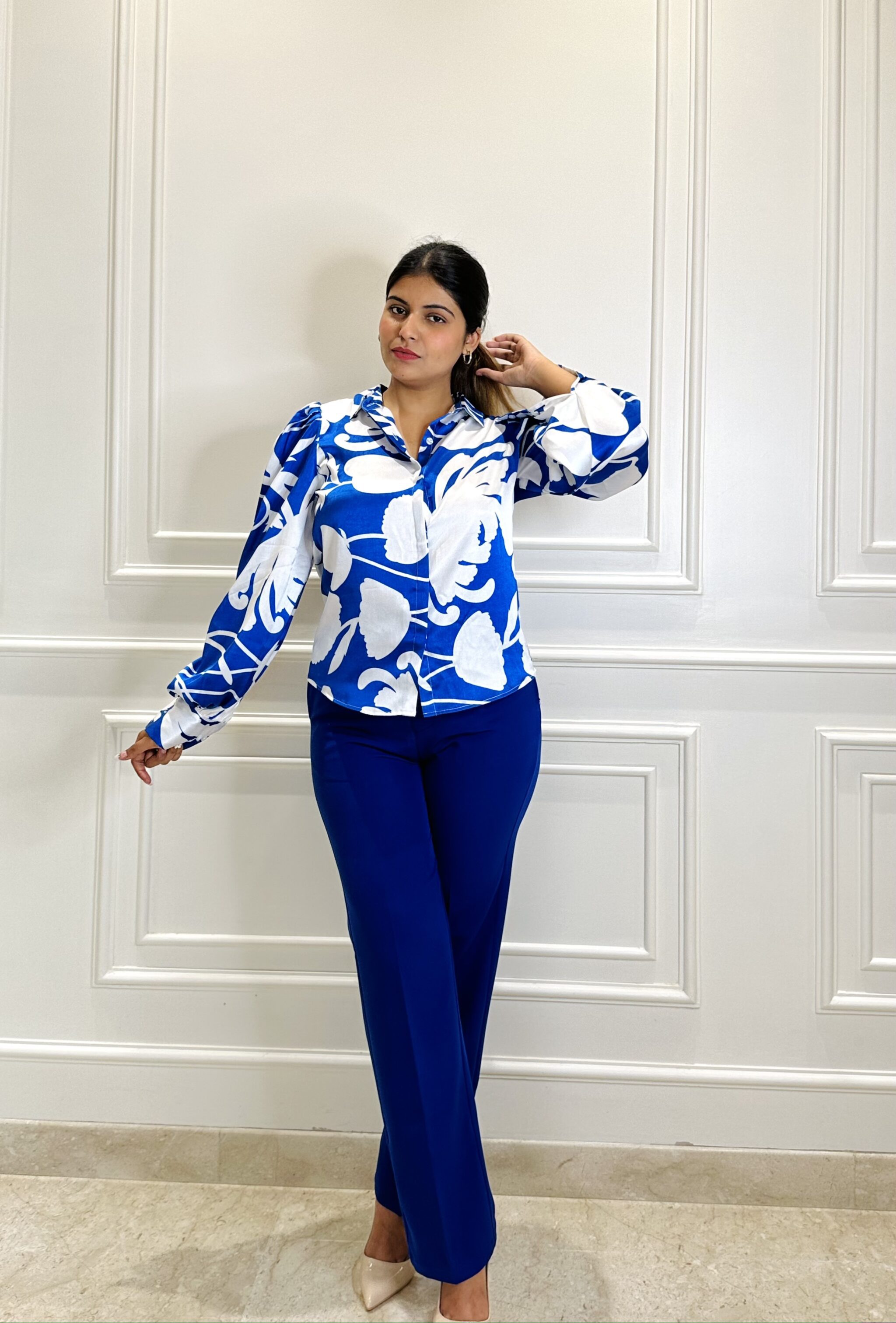 MESMERIZING – Printed blue satin shirt