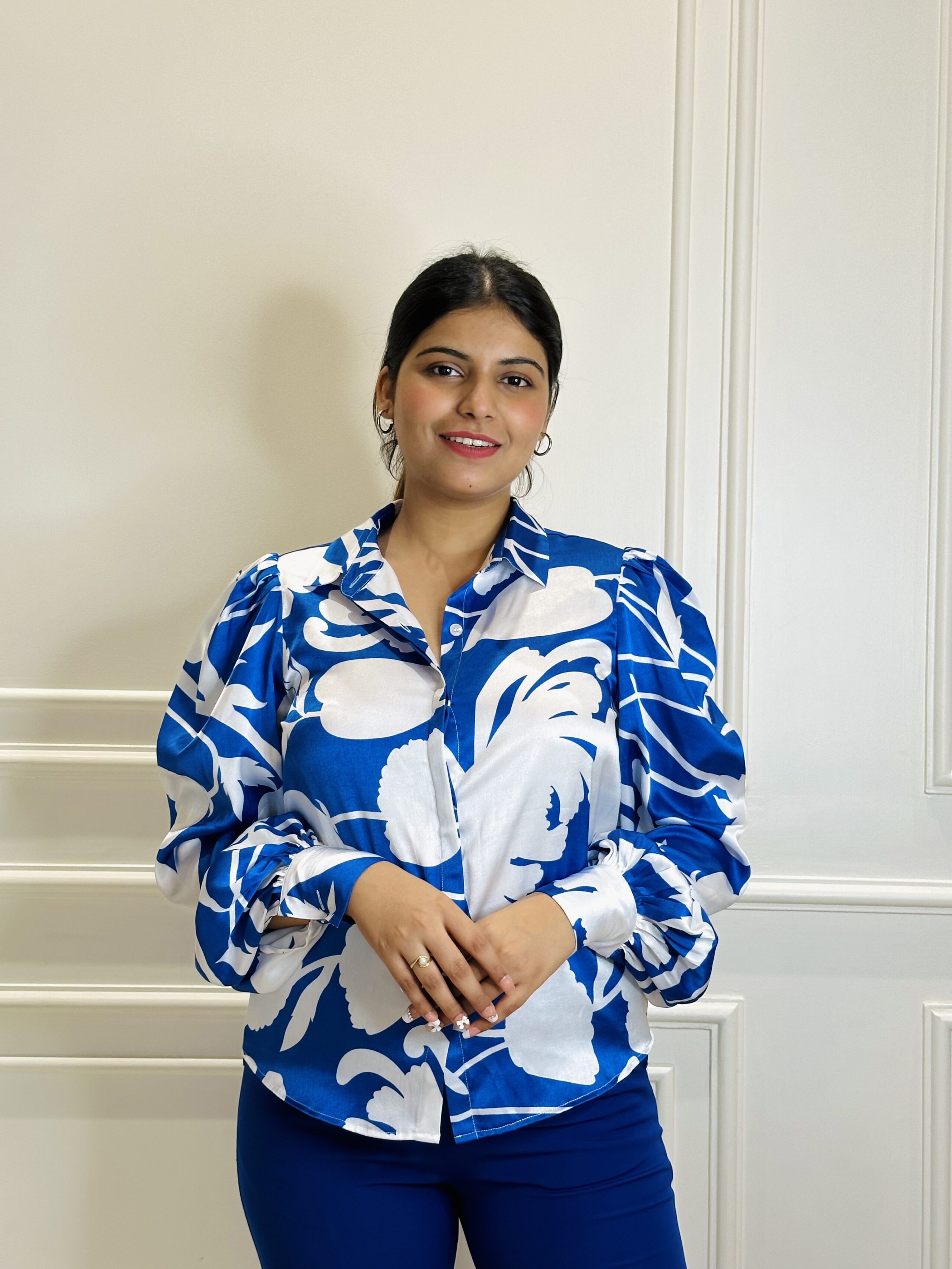 MESMERIZING – Printed blue satin shirt