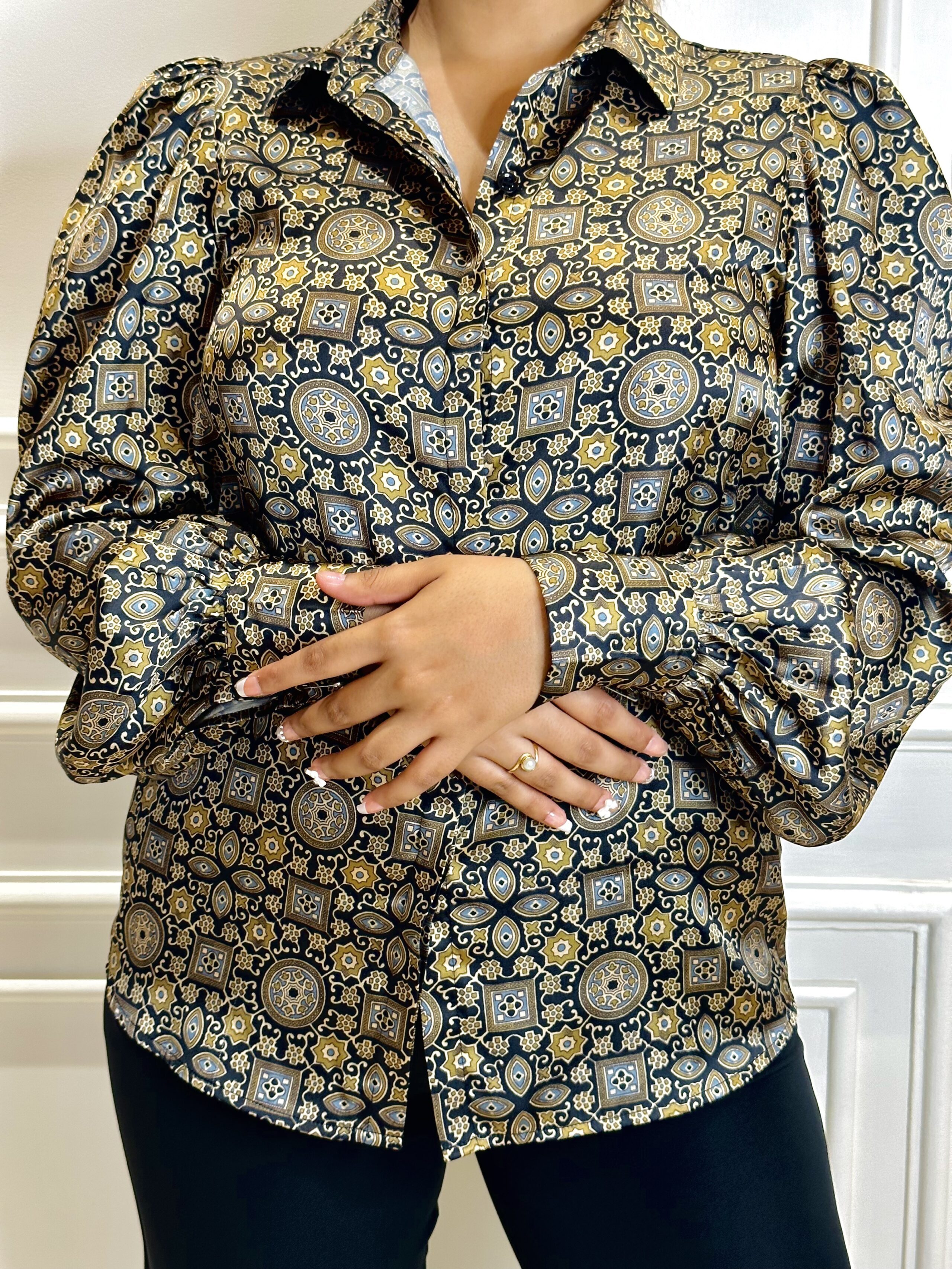 GOLDEN GIRL – Printed Golden satin shirt