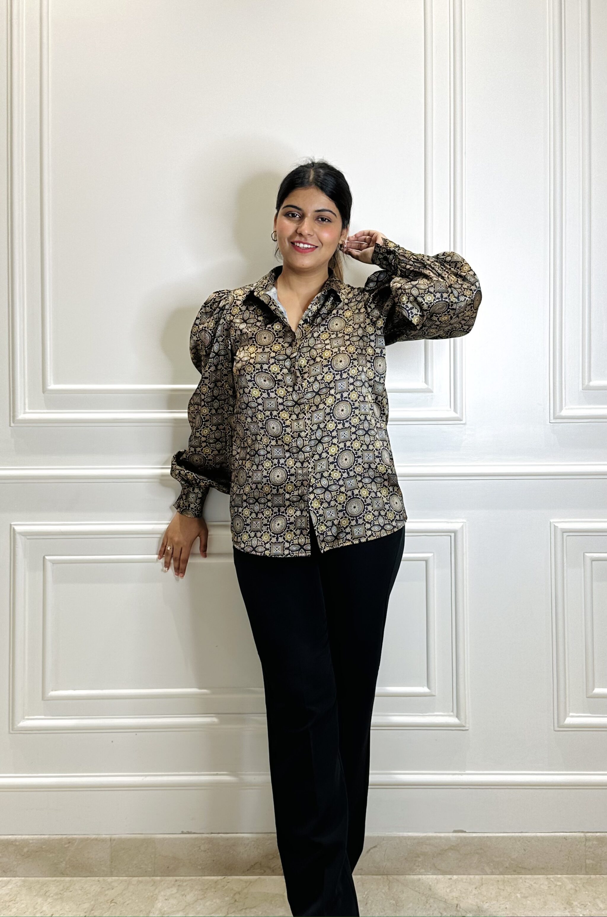 GOLDEN GIRL – Printed Golden satin shirt